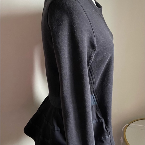 Size 4 black lulu pullover - Picture 4 of 5